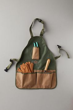 an apron with two knives and some oranges in it