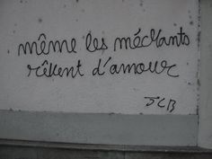 graffiti written on the side of a building in french and english, which reads meme les mollamats violent d'amouvre