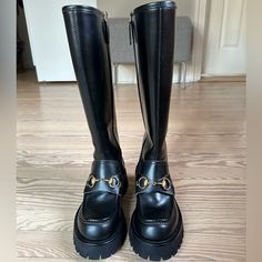 - Gucci Leather Knee-High Rain Boots - Black - 1955 Horsebit Accent & Bee Accent - Round-Toes With Embroidered Accent - Concealed Zip Closure At Sides Black Leather Boots With Horsebit Detail, Black Boots With Horsebit Detail And Round Toe, Gucci Round Toe Boots For Workwear, Gucci Boots For Workwear, Designer Black Boots With Horsebit Detail, Gucci Formal Boots With Branded Heel Counter, Gucci Black Round Toe Boots, Gucci Round Toe Boots For Office, Classic Gucci Boots With Leather Sole