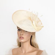 Ivory buntal hat adorned with ivory feathers mount and a little bow. Simply chic the perfect finishing touch to your outfit. Sits securely on an thin headband. A medium size hat 30 cms diameter. If you can choose the side of the head were you like to wear the fascinator, please combo me. ** PROCESSING TIME: 5 -7 business days. ** DELIVERY TIME (DHL EXPRESS WITH TRACKING NUMBER): 2-4 business days to EEUU, 1-2 to Europe and 3-5 to Australia. Follow this link for more beautiful choices from 'Sophi Race Day Hats, Ivory Hat, Ivory Fascinator, Royal Ascot Hats, Derby Fascinator, Sinamay Hats, Ascot Hats, Hat Wedding, Wedding Hat