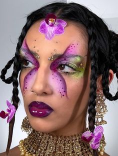 Flower Look Makeup, Purple Face Makeup, Complex Makeup Looks, Makeup Looks Extravagant, Orchid Halloween Costume, Flower Costume Makeup, Luau Makeup, Cool Makeup Looks Creative Full Face, Watercolour Makeup