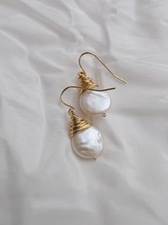 Freshwater Baroque Pearl Wire Wrapped Earrings. Minimalist - Etsy Wire Pearl Earrings, Vintage Pearl Jewelry, Dressing Chic, Baroque Jewelry, Wedding Accessories For Bride, Teardrop Pearl Earrings, Earrings Teardrop, Wrapped Earrings, Earring Trends