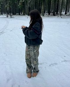 Orlando Florida Outfits Winter, Camo Jeans Outfit, Outfit Inspo Dark, Skater Fits, Goth Baddie, Sophia Birlem, Baggy Outfit Ideas, Beanie Fits, Camo Jeans