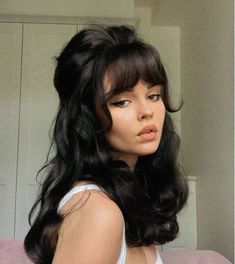 80s Hairstyles For Long Hair, Vampire Hair, Old Hollywood Hair, 50s Hairstyles, Goth Hair, Hollywood Hair, Photographie Portrait Inspiration, Peinados Fáciles Para Cabello Corto, Glam Hair