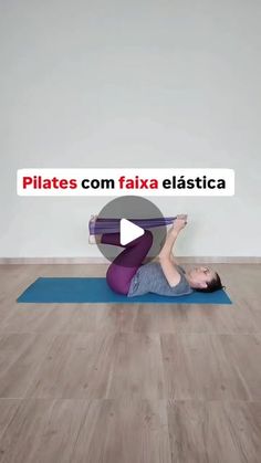 a woman is laying on her stomach in the middle of a yoga mat and doing a pilates com faxa elastica