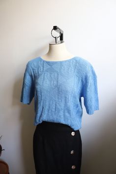 Lovely vintage  light blue short sleeve knit top.  B R A N D ++ - no tag  S I Z E ++ small medium  M A T E R I A L S ++ acrylic / blend  C O N D I T I O N ++ good vintage condition with light wear, no holes or stains  M E A S U R E M E N T S ++ s l e e v e   l e n g t h - 7.5" s l e e v e  w i d t h - 9"  b u s t - 38"  w a i s t -  36"  (bottom hem: 26"-36 stretched)  l e n g t h - 24"  Please message me before you purchase if you have any questions, need additional measurements, photos or expedited shipping.  Thank you so much for looking! :) Light Blue Shorts, Simply Lovely, Blue Shorts, Sweater Blouse, Vintage Stil, Sweater Outfits, Knit Top, Knitted Sweaters, Light Blue