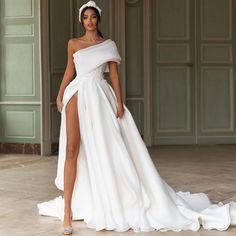 Robe de mariee princesse classique Modest Neckline Wedding Dress, Split Wedding Dress, Sweep Train Wedding Dress, Elegant Bridal Gown, Boho Bridal Gowns, Plus Size Bride, Pnina Tornai, Gown Plus Size, White Wedding Dress