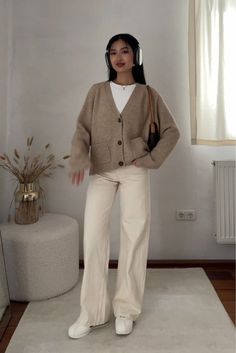 Modest Neutral Outfits, Winter Outfit Skirt, Neutral Aesthetic Outfits, Urban Fits, Sweatpants Aesthetic, Outfit Sweatpants, Outfit Ideas Street Style, Fall Outfit Aesthetic, Inspo Fits