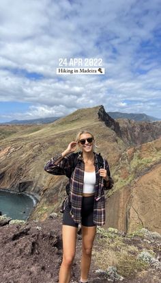 Monsoon Trekking Outfit Women, Madeira Outfit Ideas, Trek Outfit Women, Midsize Hiking Outfit, Bass Canyon Outfits, Madeira Outfit, Stylish Hiking Outfit Summer, Mountain Vacation Outfits, Cute Hiking Outfit Summer