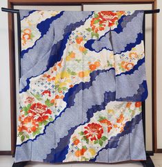 Blue Furisode with golden peonies and Shibori Kanoko. This Japanese Chū Furisode kimono captivates with its deep blue, adorned with peonies, some of which are highlighted with golden embroidery to add character. The Shibori Kanoko technique, characterized by its tiny knotted points that create a delicate relief pattern, is applied to give a unique texture to the fabric. The motifs of peonies embroidered in gold stand out beautifully against the blue background, adding an extra dimension to this Coming Of Age Day, Kimono Styles, Furisode Kimono, Golden Embroidery, Unmarried Women, Red Kimono, Japanese Patterns, Vintage Kimono, Japanese Fabric