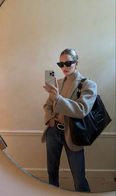 Rosie Huntington Whiteley Street Style, Winter Travel Wardrobe, Rosie Huntington Whiteley Style, Lux Fashion, Rosie Hw, Rosie Huntington, Smart Outfit, Effortlessly Chic Outfits, Huntington Whiteley