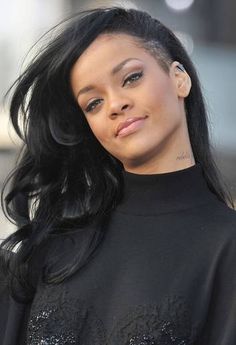 Rihanna Show, Bad Makeup, Shaved Side Hairstyles, Half Shaved, Rihanna Riri, Side Hairstyles, Rihanna Style, Shaved Sides