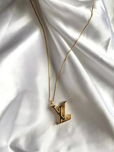 The Icon Necklace - Ahava J Preppy Jewelry, Expensive Jewelry Luxury, Luxe Jewelry, Jewelry Accessories Ideas, Dope Jewelry, Classy Jewelry, Jewelry Essentials, Expensive Jewelry, Jewelry Lookbook