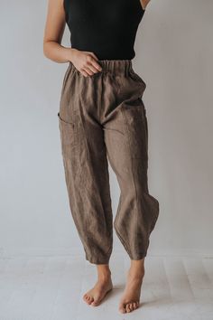 Linen Pant Fall Fashion Cargo Pants, Style In Your 30s Summer, Practical Fashion For Women, Linen Maternity Pants, Romantic Natural Style, Linen Looks, Oversized Blazers, Linen Pants Outfit, Relaxed Pants