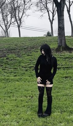 Goth Girl Outfits Aesthetic, Goth Fits For School, Emo Leg Warmers Outfit, Goth Boots Outfit, Looks Emo, Mall Goth Winter Outfit, Goth Leg Warmers Outfit, Vamp Bangs, Alternative Style Black Leg Warmers For Winter