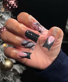 Birthday Christmas Nails, Christmas Shorties, Black And Gold Christmas Nails, Retro Nails