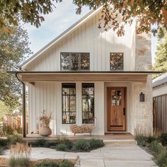 Farmhouse Exteriors, Cozy Beach House, Texas Farmhouse, Cottage Outdoor, White Modern Farmhouse, Board And Batten Exterior, Exterior Finishes, White Siding, Entryway Design