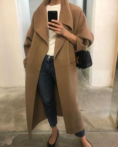 Camel Coat Outfit Classy, Camel Coat Outfit Casual, Camel Coat Outfit, Mode Mantel, Fall Fashion Coats, Coat Outfit, Elegante Casual, Outfit Inspiration Fall, Camel Coat