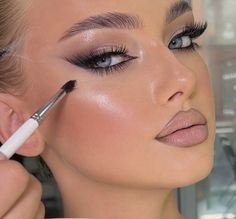 Makeup Looks For Night Party, Natural Glam Makeup Prom Black Women, Prom Night Makeup Glam, Make Up For Prom Night Makeup Ideas, Prom Make Up For Brown Eyes, Make Up Disco, Prom Makeup 2023, Makeup For Party Night, Maquillaje Soft Glam