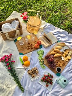 aesthetic picnic Romantic Beach Picnic, Last Chance To Order, Picnic Party Decorations, Picnic Snacks