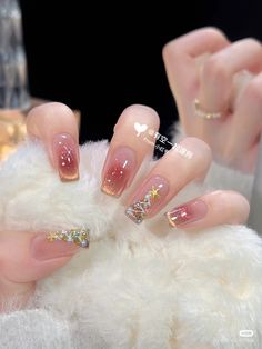 Sparkly Korean Nails, Korean Sparkly Nails, Nail Korean Style Christmas, Nail Christmas Korea, Douyin Glitter Nails, Nail Noel, Elegant Touch Nails, Spring Acrylic Nails, Hello Nails