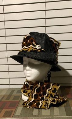 This is a mudcloth open crown hat. The top open makes it great if you have thick hair or if you have up do hair do’s. The hat can be turned so that you can find which look fits your occasion. This unique hat comes with matching scarf. Don’t delay order yours today. Zulu Hat, African Crown, African Hat, African Scarf, African Pillow, Fashion Collection Inspiration, Formal Hat, Green Face Mask, African Hats