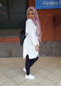 Pin = @zozzza Jewish Outfit Fashion, Jewish Clothing Women, Medieval Jewish Clothing, Jewish Woman Clothing, School Hijab, Hijab Pink, Girly Poses, Jewish Women Fashion, Fashion Muslimah