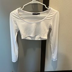 Never Worn White Long Sleeve Crop Top Trendy White Crop Top For Fall, White Long Sleeve Crop Top For Spring, White Crop Top For Fall Day Out, Trendy White Top For Brunch, Trendy White Tops For Brunch, White Trendy Crop Top For Day Out, Trendy White Crop Top For Day Out, White Cropped Top For Brunch, White Long Sleeve Crop Top