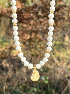 White bead necklace with golden sea shell charm White Bead Necklace, White Beaded Necklaces, Summer Necklace, Necklace Boho, Shop Products, Beaded Necklaces, White Beads, Sea Shell, Small Shop