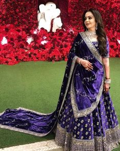 Gorgeous #NitaAmbani for her daughter #ishaambani's wedding reception in none other than #sabyasachi #velvetlehenga. #motherofthebride #weddingfashion #vevetlehenga #lehengadesigns #lehengadesignsforwinters #eventila #wedding #indianwedding #weddingtrends #weddingPhotography #weddingPhotographer Mother Of The Bride Looks, डिजाइनर कपड़े, Lehnga Dress, Designer Bridal Lehenga, Indian Bridal Lehenga, Blue Lehenga, Red Lehenga, Indian Bridal Dress