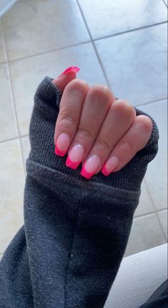 There's a new beauty trend taking over Instagram and it's absolutely stunning. Say hello to "quartz nails". Cheap Nail Ideas Acrylic, Cute Summer Nail Ideas Simple, Back To School Nails Acrylic Square, Back To School Simple Nails, Mail Ideas Summer, French Tip Nail Designs Square, Neon Pink French Nails, Square Shaped Acrylic Nails, Cute Square Nail Designs