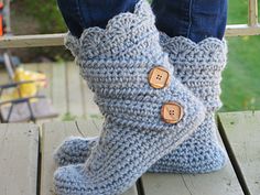 Woman's Slipper Boot - this is not a free pattern but love the look of these boots! Crochet Boots Free Pattern, Crocheted Shoes, Crocheted Socks, Crochet Footwear, Crochet Gloves Free Pattern, Mukluk Boots, Crochet Slipper Boots, Boots Pattern, Slipper Pattern