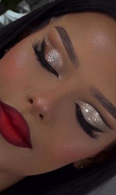 Maquillage Yeux Cut Crease, Birthday Makeup Looks, Gold Makeup Looks, Christmas Eye Makeup, Prom Eye Makeup, Christmas Makeup Look, Prom Makeup Looks, Eye Makeup Techniques, Makeup For Black Skin