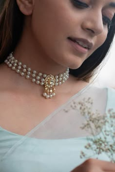 Pearl Jewelry Choker, Gold Choker With Pearls, Pearl Necklace Designs Indian, Beads Choker Necklace Indian, Pearl Choker Necklace Design, Pearls Jewelry Indian, Pearl Jewelry Necklace Indian, Indian Pearl Necklace, Pearl Choker Indian