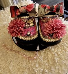 Pink crocs with chunky glitter,  rhinestones, flower, and gold chains. Bedazzled Crocs Shoes With Fur, Rhinestone Crocs Shoes Diy, Croc Decor Ideas, Customized Crocs Shoes, Croc Decor, Croc Decorations, Bedazzled Shoes Diy, Bedazzled Shoes, Crocs Pink