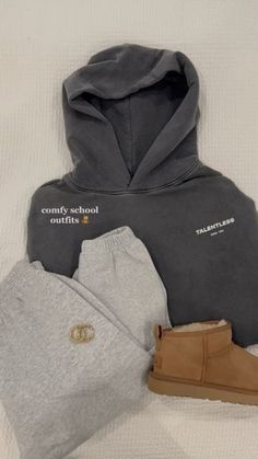 #comfy #outfits #outfitstyle #uggs #ugglife #hoodie #sweatpants #style Sweatpants And Hoodie Outfit, Comfy Outfit For School, Cozy Sweatpants Outfits, Amsterdam Outfit, Sweatpants Outfit Ideas, Uggs Outfits, Outfit With Uggs, Board Collage