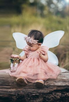 Infant Fairy Photoshoot, 1 Year Fairy Photoshoot, Baby Girl 1st Birthday Fairy Theme, Whimsical 1st Birthday Photoshoot, Fairy One Year Pictures, Fairy Theme Birthday Photoshoot, Fairy Birthday Photoshoot Ideas, Fairy Cake Smash Photography, Outdoor Fairy Photoshoot