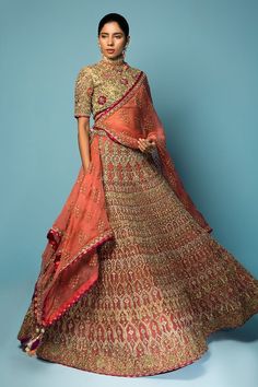 lehenga designs Tissue Fabric Lehenga, Gold Tissue Lehenga, Peach Pink Lehenga, Pink Lehenga Designs, Tissue Lehenga, Sitara Work, Pink Lehenga Choli, Golden Lehenga, Pink Combination