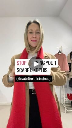 Scarf Tieing, Mod 60s Fashion, Tying Scarves, Scarf Hacks, Style Tips And Tricks, Tie Scarves, Scarf Wearing Styles, Wearing Scarves, Snack Hacks