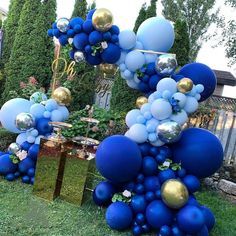 blue and gold balloons in the shape of an eiffel tower are on display