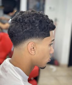 Low Fade Curly Hair, Curly Hair Taper, Fade Curly Hair, Taper Fade Short Hair, Fade Haircut Curly Hair, Low Taper Fade Haircut, Fade Haircut Styles, Curly Hair Fade