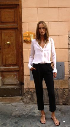 black and white- Karmen Pedaru Pants Ideas, Karmen Pedaru, Lifestyle Blogs, White Purse, Pants White, Time Period, Fashion Industry, Fashion House