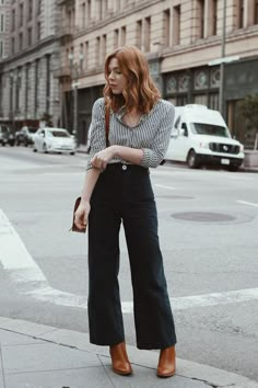 Argentinian Fashion, Bored Drawing, Wide Leg Jeans Outfits, Wide Leg Outfit, Wide Leg Jeans Outfit, Outfit Elegantes, France Outfits, Wide Leg Pants Outfit, Boots Outfit Ankle