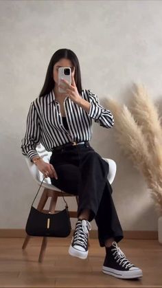 Witte Sneakers Outfit, Aesthetic Lawyer, Corporate Baddie, Look Grunge, Lawyer Fashion, Chic Aesthetic, Business Casual Outfits For Work, Elegante Casual