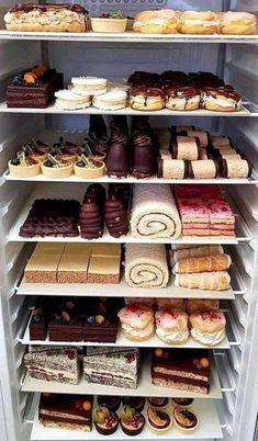 Kue Macaroon, Yummy Comfort Food, Dessert Shop, Food Drinks Dessert, Frappe, Cafe Food, Finger Food, Sweet Snacks