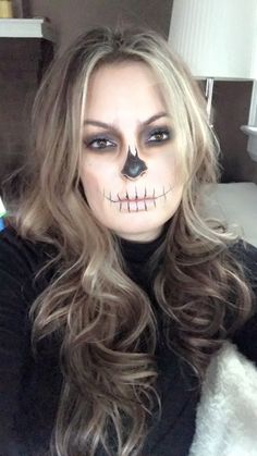 Skeleton Face Painting Easy, Skeleton Costume Face Paint, Simple Halloween Skeleton Makeup, Skelton Pretty Makeup, Skeleton Halloween Face Paint, Simple Scary Face Paint, Womens Skeleton Costume Ideas, Skeleton Makeup Diy Simple, Skeleton Face Makeup Halloween