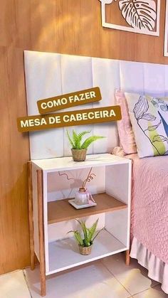 a bedroom with a bed, nightstand and pictures on the wall above it that says commo fazer mesa de cabecera