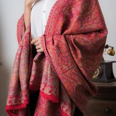 Where To Buy Modern Ethnic Wedding Shawls Bridal Shawls Online Bridal Shawl Pakistani, Bridal Shawl Indian, Indian Shawl For Women, Kerala Outfit, Ritu Kumar Bridal, Green Pakistani Bridal Dress, Pakistani Shawl, Soup With Bone Broth, Indian Shawl