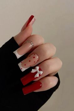 Christmas Nails Present Design, Christmas Nail Acrylic Ideas, Mom Nails Acrylic, Christmas Nails 2025, Red Theme Nails, Nail Bow Designs, Christmas Elegant Nails, Acrylic Nails Ideas Red, New Year Nails Red