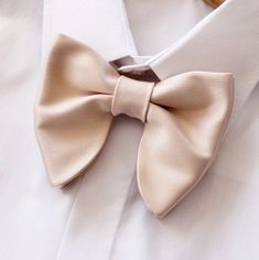 Oversized Bow Tie in Champagne Beige Satin. Pre-tied and adjustable strap. Bow tie size - Width: 12 cm /4,7"  | Height: 10 cm / 3.93'' The adjustable strap takes it to 21" in length, making it a great accessory that can be adjusted for comfort and fit or given as a gift if you are unsure of neck size. Perfect for formal or causal use. **bowties are shipped in a small shipping box to keep them from being damaged**